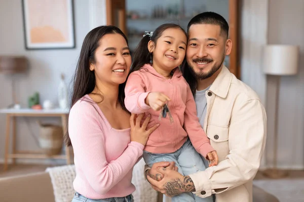 Family Real Estate Pais Coreanos Pequena Filha Mostrando Novas Chaves — Fotografia de Stock