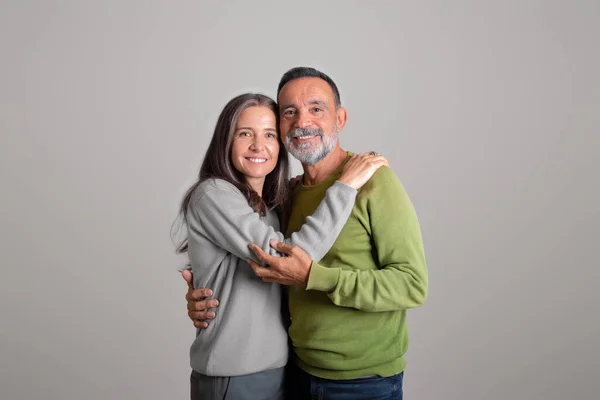 Felizes Abraços Familiares Caucasianos Idosos Positivos Desfrutar Data Tempo Livre — Fotografia de Stock