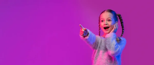 Хорошее Предложение Удивительная Эмоциональная Школа Маленькая Девочка Указывающая Копировальное Пространство — стоковое фото