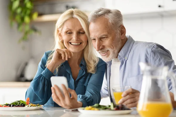 Gelukkig Senior Paar Met Behulp Van Smartphone Tijdens Het Ontbijt — Stockfoto
