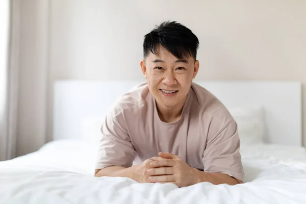 Retrato Homem Chinês Meia Idade Bonito Feliz Vestindo Pijama Deitado — Fotografia de Stock