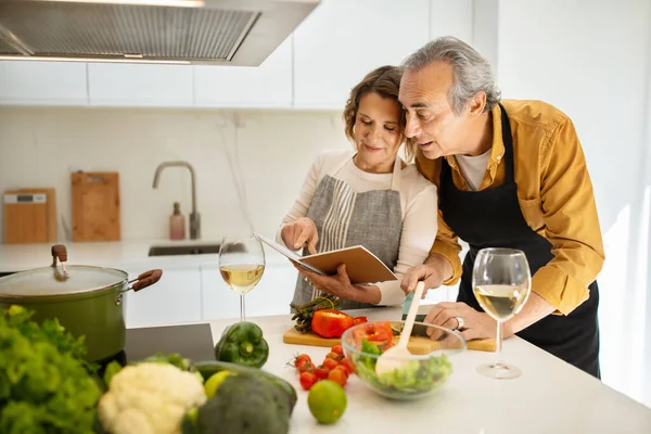 Matlagning Tillsammans Äldre Makar Läser Recept Kokbok Samtidigt Förbereda Lunch — Stockfoto