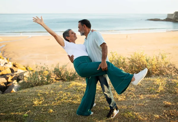 暑假的快乐 喜爱欧洲资深情侣在外面的海滩上跳舞玩乐 在阳光明媚的日子 夫妻们在美丽的海滨享受着梦幻假期 全长铅球 — 图库照片