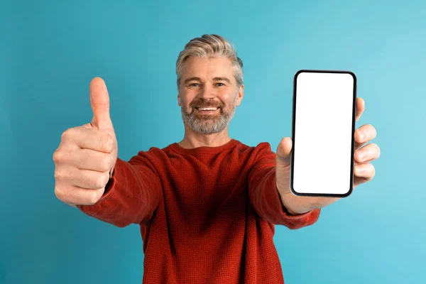 Fröhlicher Gutaussehender Mann Mittleren Alters Lässiger Kleidung Zeigt Smartphone Mit — Stockfoto
