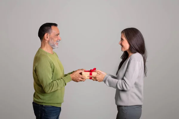 Šťastný Běloch Manžel Dává Box Dárek Slaví Narozeniny Izolované Šedém — Stock fotografie