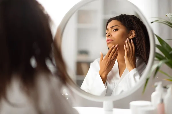 Problèmes Peau Jeune Femme Noire Bouleversée Regardant Dans Miroir Bouton — Photo