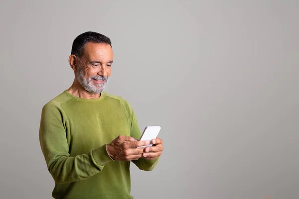 Olgun Avrupalı Erkeğin Sosyal Ağlarda Akıllı Telefondan Sohbet Etmesine Sevindim — Stok fotoğraf