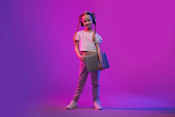 Vrolijk Schattig Meisje Tiener Spelen Videospelletjes Poseren Met Laptop Futuristische — Stockfoto