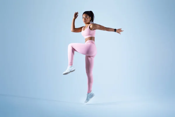 Spor Kıyafetleri Içinde Koşan Zıplayan Genç Siyahi Kadın Fotokopi Alanına — Stok fotoğraf