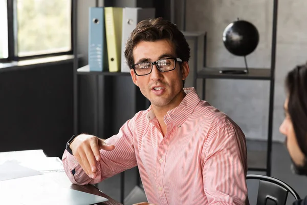 Snygg Europeisk Man Med Glasögon Och Formell Outfit Manager Sitter — Stockfoto