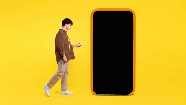 Digitales Angebot Junger Mann Der Nähe Von Riesen Handy Mit — Stockfoto