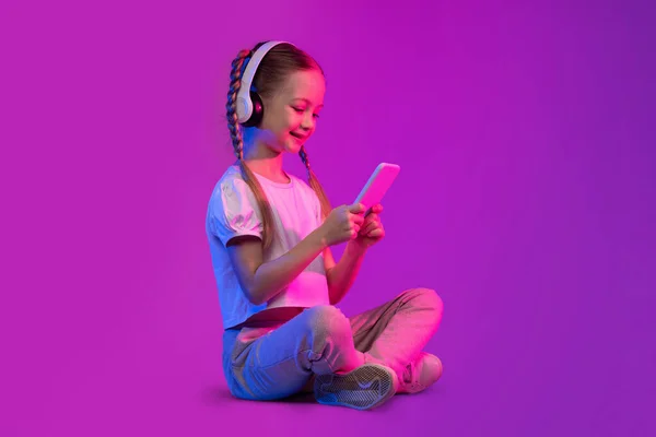 Aprendizagem Virtual Nova Forma Educação Digital Interactiva Doce Menina Alegre — Fotografia de Stock