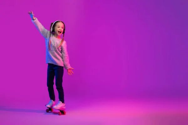 Happy Preteen Παιδί Έχει Διασκέδαση Φωτεινό Φόντο Χρησιμοποιώντας Ασύρματα Ακουστικά — Φωτογραφία Αρχείου