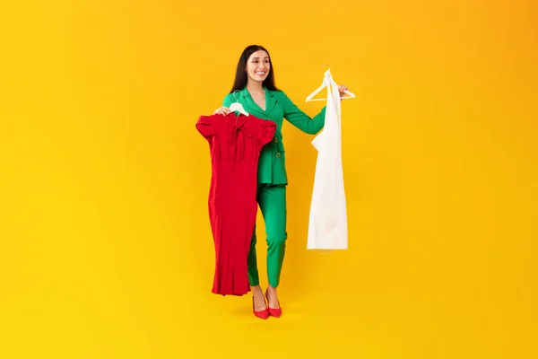 Happy Woman Stylistka Nabízející Zákazníkovi Dvě Módní Šaty Výběr Stylové — Stock fotografie
