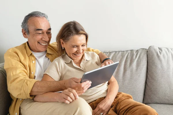 Koncept Důchodu Internetové Zábavy Nadšení Starší Manželé Pomocí Digitálního Tabletu — Stock fotografie