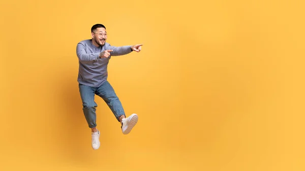 Galen Försäljning Spännande Asiatisk Man Hoppar Upp Luften Och Pekar — Stockfoto