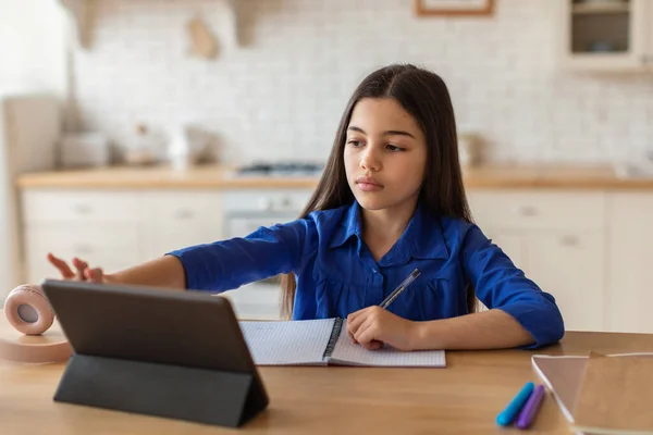 现代教育 用平板电脑从家里上网上课 坐在桌旁记笔记 让阿拉伯女学生安静下来 电子学习和远程课程概念 — 图库照片
