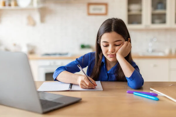 Burnout Educação Online Estudante Infeliz Tomando Notas Laptop Cansado Difícil — Fotografia de Stock