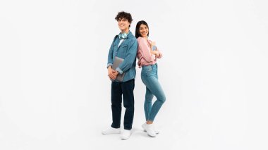 E-Öğrenme Teklifi. Neşeli Öğrenciler Laptop Bilgisayarlı ve Ders Kitapları Reklamları Çevrimiçi Eğitim Kursu Beyaz Stüdyo Arkaplanının Arkasında Sırt Sırta Duruyor. Panorama