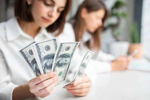 Mulher Jovem Contando Dinheiro Segurando Notas Dólar Dinheiro Foco Seletivo — Fotografia de Stock