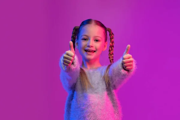 Αρέσει Happy Cutie Preteen Κορίτσι Πλεξούδες Κομψό Πουλόβερ Δείχνει Τον — Φωτογραφία Αρχείου