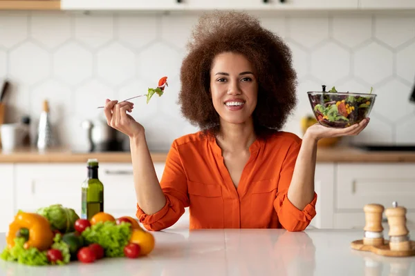 แนวค ดเร องโภชนาการเพ ขภาพ Happy Black Female Eating กสดในคร งแอฟร — ภาพถ่ายสต็อก