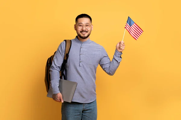 Studenten Uitwisselingsconcept Jonge Aziatische Man Met Laptop Amerikaanse Usa Vlag — Stockfoto