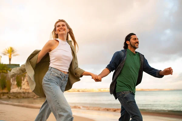 Šťastný Romantický Pár Běží Spolu Pláži Při Západu Slunce Mladý — Stock fotografie