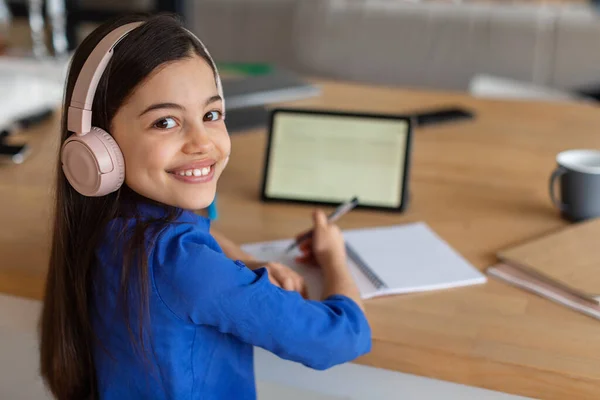 Virtuele Studie Vrolijk Arabisch Schoolmeisje Leren Online Digitale Tablet Kijken — Stockfoto