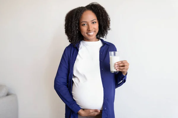 Smiling Curly Millennial Black Pregnant Lady Big Belly Hold Glass — Stock Photo, Image