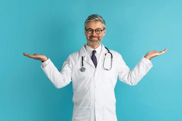 Υγιής Επιλογή Θετική Χαρούμενη Όμορφος Μεσήλικας Γιατρός Gesturing Άνθρωπος Κρατώντας — Φωτογραφία Αρχείου