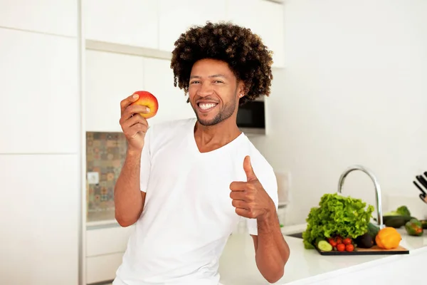 Hábitos Alimentares Saudáveis Homem Negro Alegre Gesturing Thumbs Segurando Frutas — Fotografia de Stock