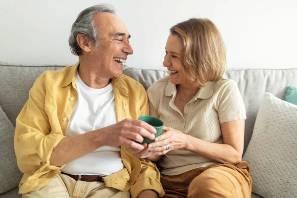 Fröhliche Senioren Trinken Kaffee Sitzen Auf Dem Sofa Reden Und — Stockfoto