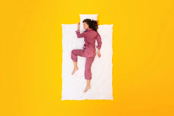 자애로운 Length Shot Woman Napping Comfortable Pajamas Sleepwear Yellow Studio — 스톡 사진