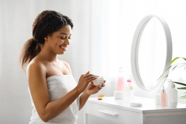 Concepto Autocuidado Mujer Afroamericana Sonriente Aplicando Crema Hidratante Mientras Está — Foto de Stock