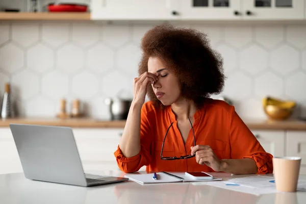 Overwork Black Freelancer Woman Tired Using Laptop Upset Lady Sitting — 스톡 사진