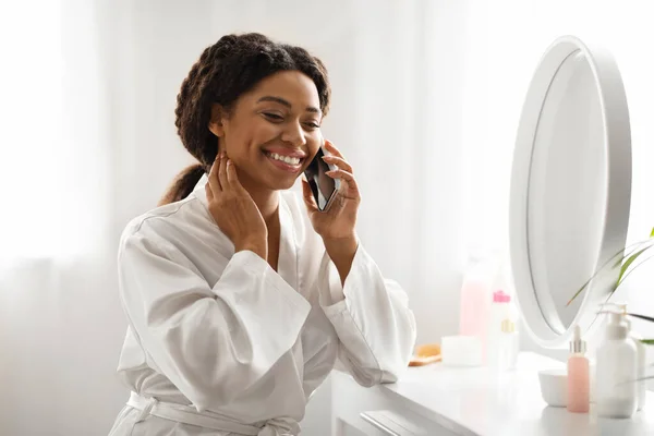 Happy Black Young Woman Talking Cellphone While Sitting Dressing Table — Stok Foto