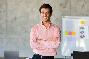 Modern ofisteki konferans odasında kolları çapraz pozlar veren, resmi kıyafet yöneticisi olan neşeli, yakışıklı genç adam kameraya gülümsüyor, fotokopi çekiyordu. Başarı, iş, girişimcilik hikayesi