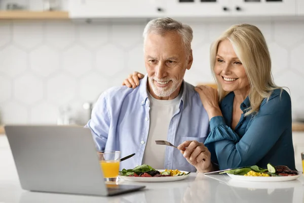 Lächelnde Ältere Ehepartner Entspannen Sich Mit Laptop Beim Mittagessen Der — Stockfoto
