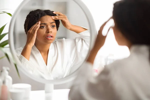 Penuaan Kulit Shocked Black Woman Looking Mirror Her Wrinkles Forehead — Stok Foto