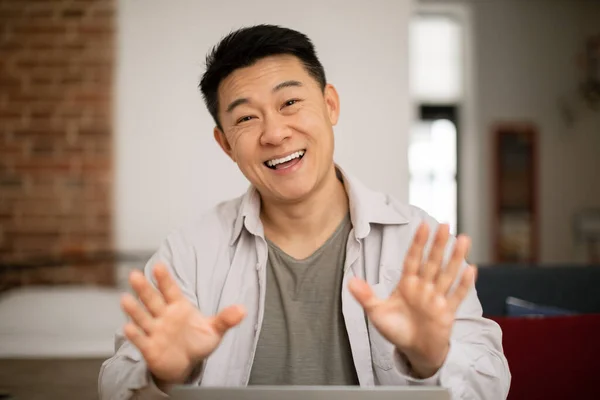 Веселий Корейський Чоловік Має Віртуальну Онлайн Зустріч Емоційну Розмову Жестикулює — стокове фото