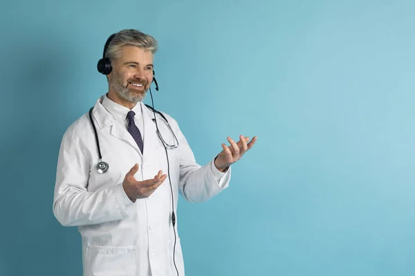 Telemedycyna Zdrowie Wesoły Przystojny Siwowłosy Europejski Lekarz Średnim Wieku Słuchawkami — Zdjęcie stockowe