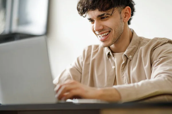 Retrato Joyful Young Arab Business Guy Usando Laptop Digitação Computador — Fotografia de Stock