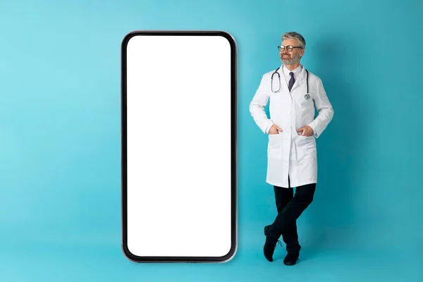 Technologie Komunikace Zdravotnictví Veselý Zralý Lékař Pózuje Smartphone Bílou Prázdnou — Stock fotografie