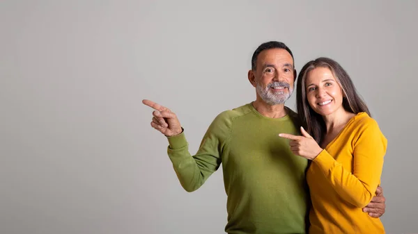 Positive Kaukasische Betagte Paare Zeigen Finger Auf Leeren Raum Empfehlen — Stockfoto