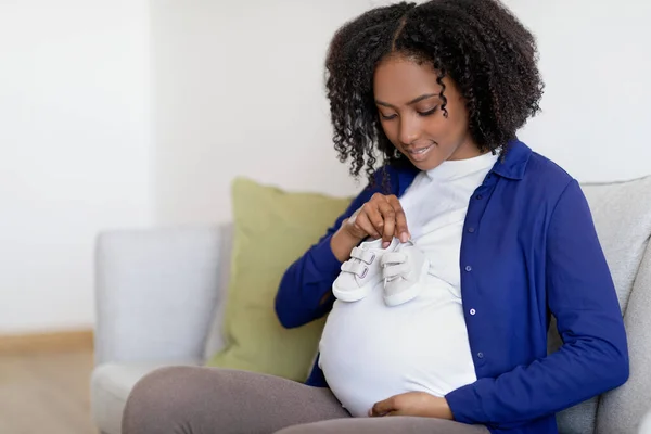 Glad Curly Young Black Woman Domestic Clothes Big Belly Enjoy — Stock Photo, Image