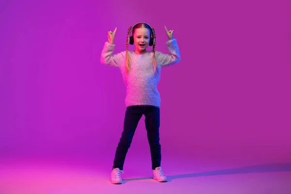 Ηχοθεραπεία Για Παιδιά Χαρούμενο Κοριτσάκι Χρησιμοποιώντας Ασύρματα Ακουστικά Για Ηχητική — Φωτογραφία Αρχείου