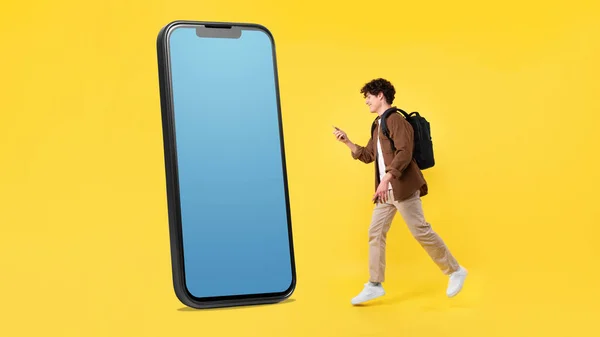 Junge Mann Student Posiert Mit Einem Großen Smartphone Für Mobile — Stockfoto