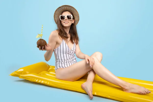 Joven Dama Europea Traje Baño Gafas Sol Con Cóctel Coco — Foto de Stock