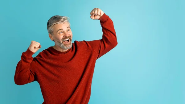 Aufgeregter Gutaussehender Mann Mittleren Alters Rotem Pullover Ausrufend Und Mit — Stockfoto